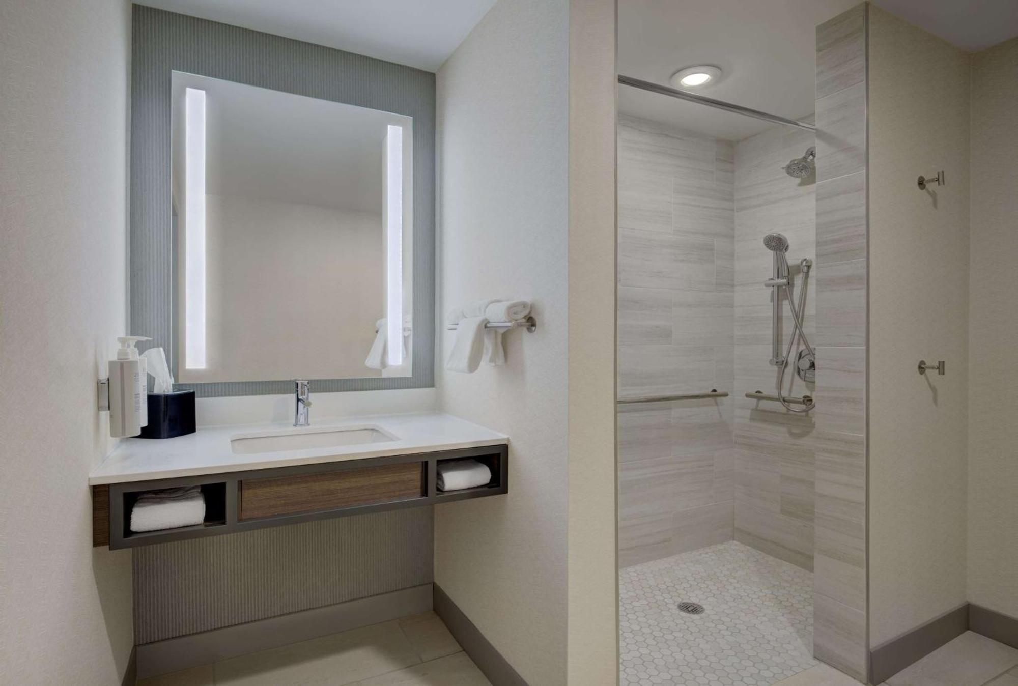 Queen Room Two Queen Beds Roll Shower Mobility Access