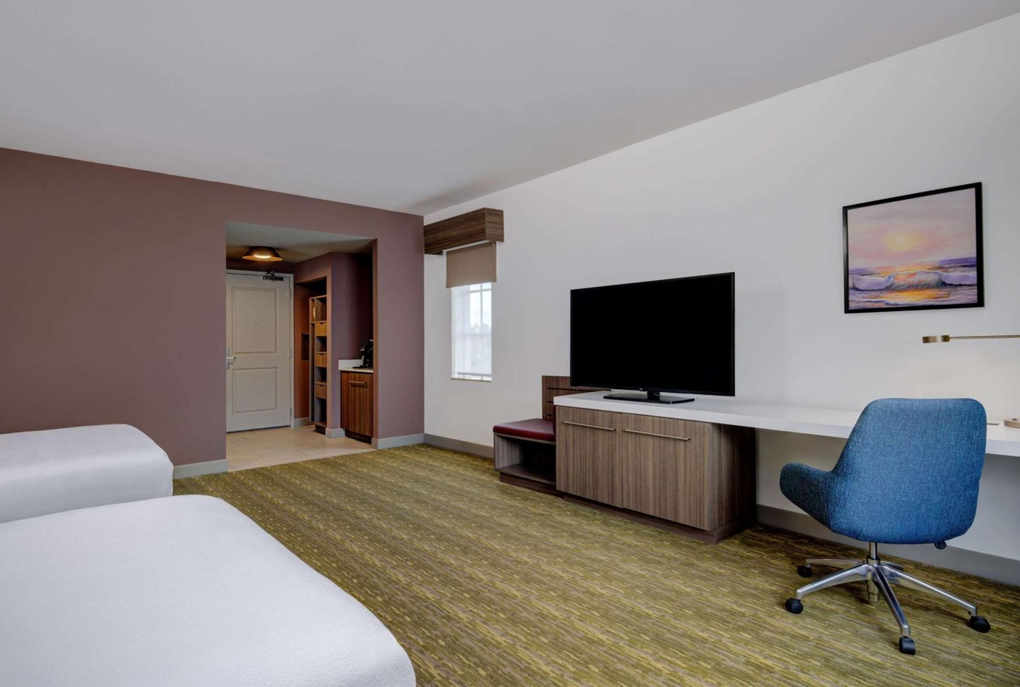 Queen Room Two Queen Beds Roll Shower Mobility Access